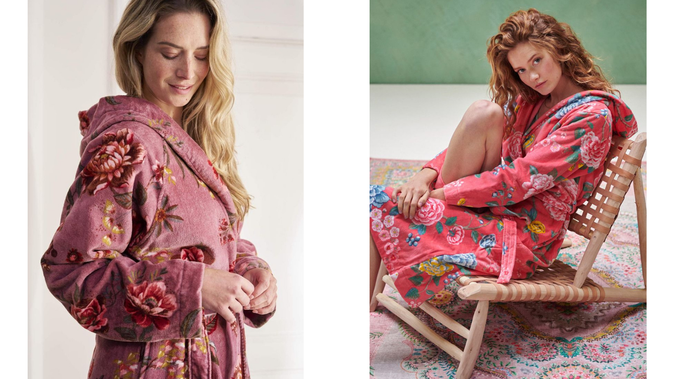 Dvě ženy v luxusních dámských velurových županech Pip Studio s kapucí a pestrým květinovým vzorem v růžové a tmavě červené barvě